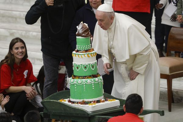 Pope Francis blows a candle on a birthday cake he was offered by children assisted by Santa Marta dispensary during an audience in the Paul VI Hall, at the Vatican, Sunday, 22 December 2019.  - Sputnik International