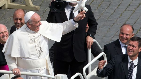 Pope Francis frees a dove during his weekly general audience in St. Peter Square at the Vatican, Wednesday, on 15 May 2013.  - Sputnik International