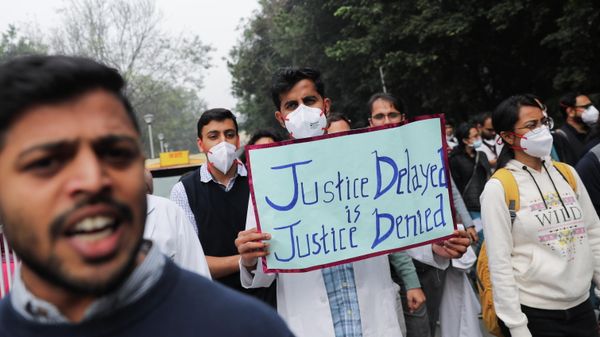 Resident doctors of the Centre-run Safdarjung Hospital participate in a protest called by the Federation of Resident Doctors' Association (FORDA) over the delay in National Eligibility cum Entrance Test Postgraduate (NEET-PG) 2021 counselling, at the hospital in New Delhi, India, December 3, 2021 - Sputnik International