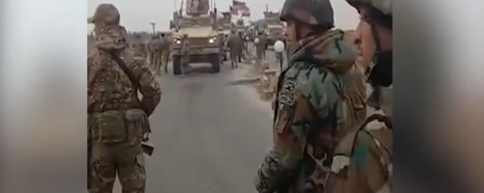 Villagers and Syrian Army forces intercept and turn back US convoy in Syria Villagers and Syrian Army forces intercept and turn back US convoy in Syria - Sputnik International, 1920, 17.12.2021