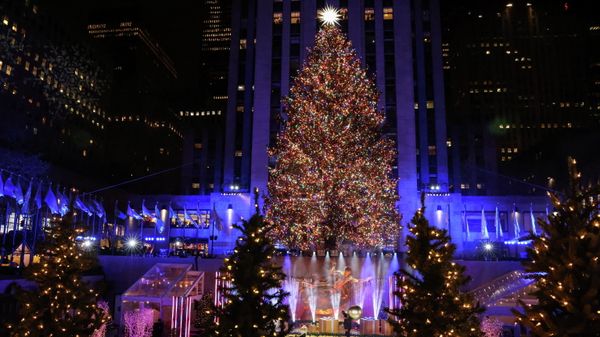 People clear the stage after the 89th lighting of the The Rockefeller Center Christmas Tree in New York City, U.S. December 1, 2021.  - Sputnik International