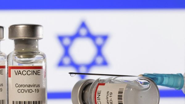 Vials labelled VACCINE Coronavirus COVID-19 and a syringe are seen in front of a displayed flag of Israel in this illustration taken December 11, 2021. - Sputnik International