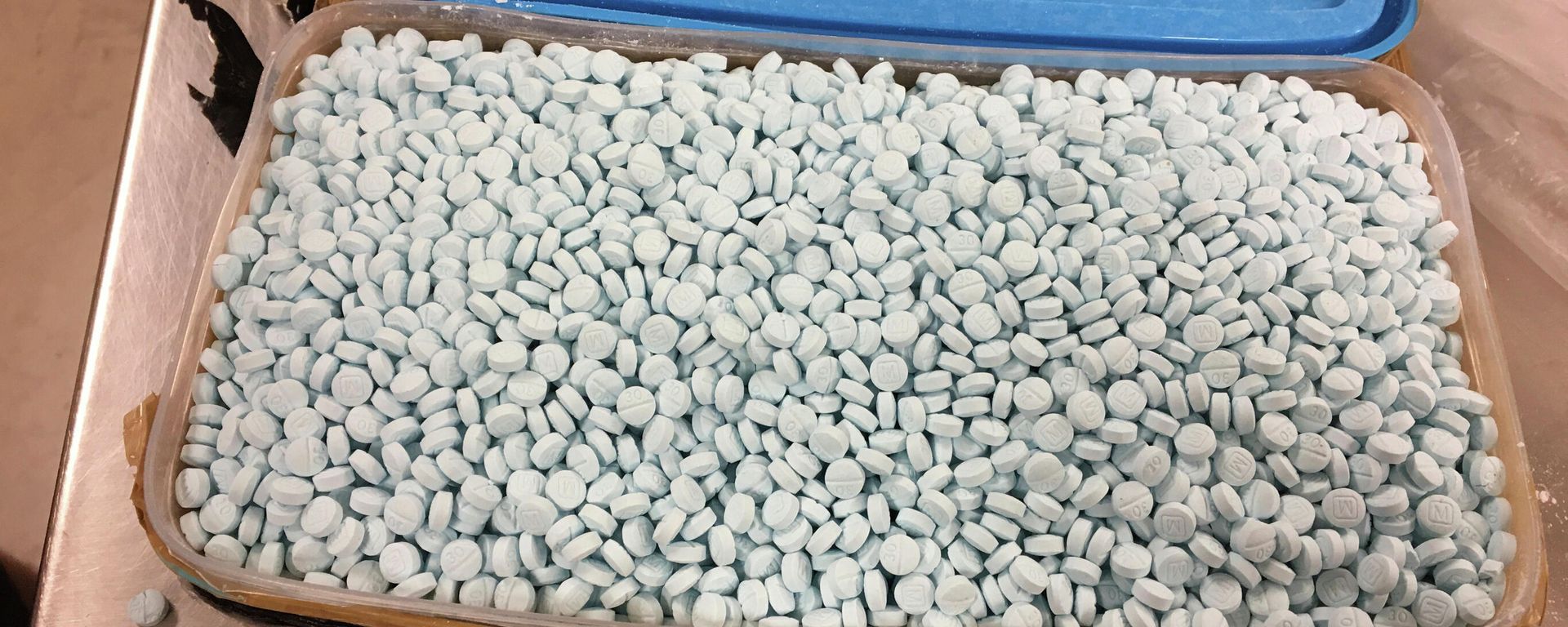 This photo provided by the U.S. Drug Enforcement Administration's Phoenix Division shows one of four containers holding some of the 30,000 fentanyl pills the agency seized in one of its bigger busts in Tempe, Ariz., in August 2017. Fentanyl is a potent synthetic opioid. This photo provided by the U.S. Drug Enforcement Administration's Phoenix Division shows one of four containers holding some of the 30,000 fentanyl pills the agency seized in one of its bigger busts in Tempe, Ariz., in August 2017. Fentanyl is a potent synthetic opioid. - Sputnik International, 1920, 21.12.2022