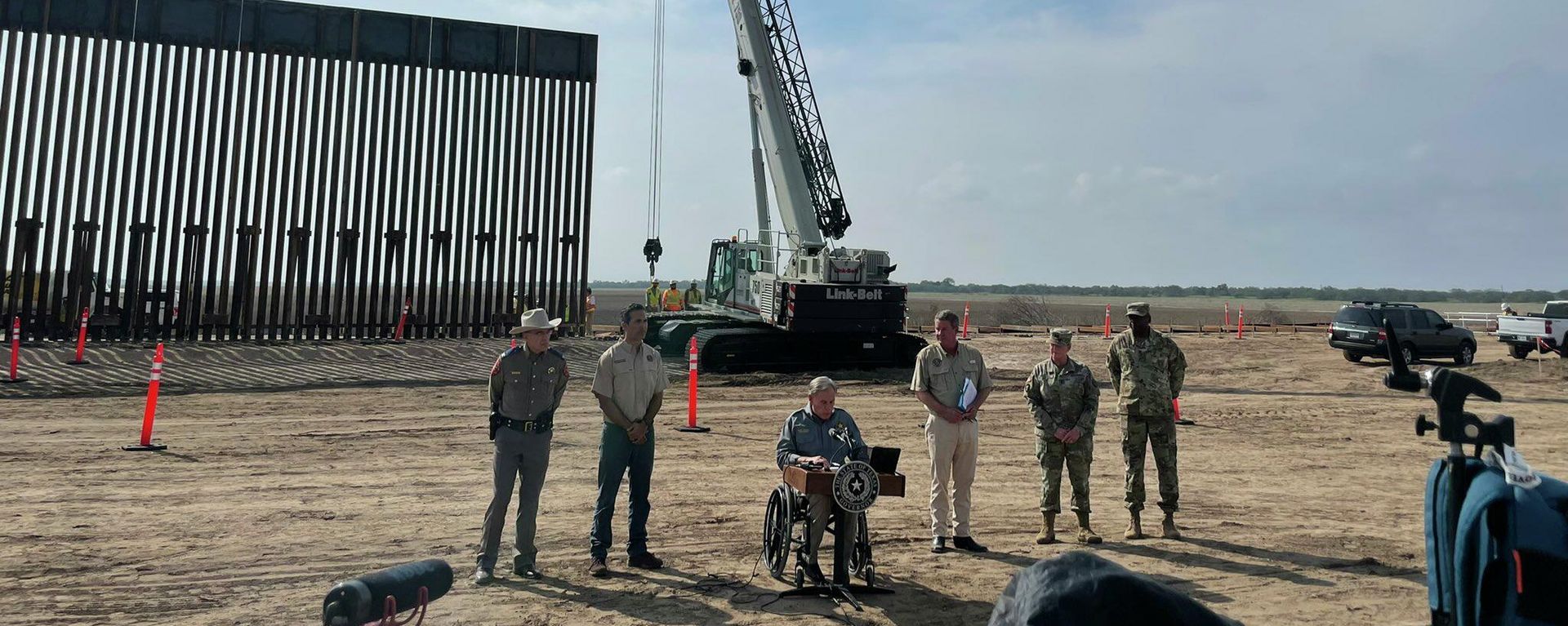 Texas Governor Greg Abbott at a press conference dedicated to an opening of the first section of the state-made border wall on December 18, 2021. Texas Governor Greg Abbott at a press conference dedicated to an opening of the first section of the state-made border wall on December 18, 2021. - Sputnik International, 1920, 05.10.2023