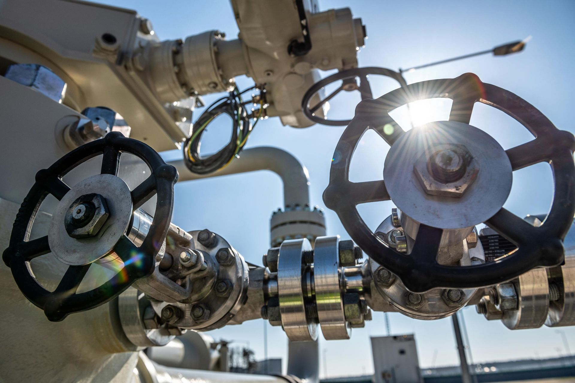 Piping systems and shut-off valves are pictured at the gas receiving station of the Nord Stream Baltic Sea pipeline, in Lubmin, Germany.  - Sputnik International, 1920, 01.03.2022