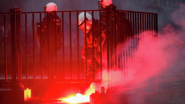 A police officer looks down during a demonstration against the Belgian government's restrictions imposed to contain the spread of the coronavirus disease (COVID-19) in Brussels, Belgium, December 19, 2021. - Sputnik International