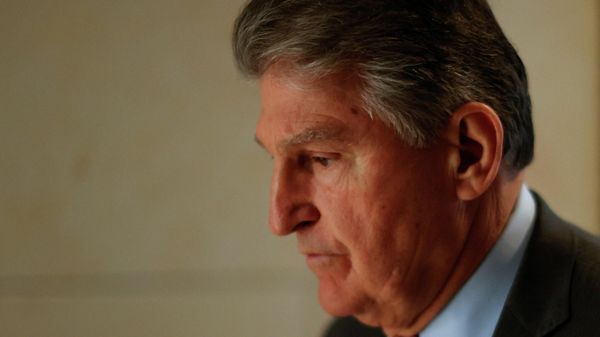 U.S. Senator Joe Manchin (D-WV) walks between meetings at the Capitol in the midst of ongoing negotiations over the Build Back Better bill, which aims to bolster the social safety net and fight climate change, in Washington, U.S. December 14, 2021. - Sputnik International