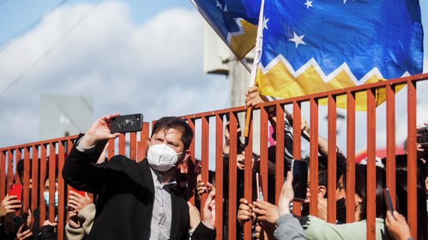 Presidential candidate Gabriel Boric, of the I approve Dignity coalition, takes selfies with supports outside a polling station during the presidential run-off election in Punta Arenas, Chile, Sunday, Dec. 19, 2021. - Sputnik International