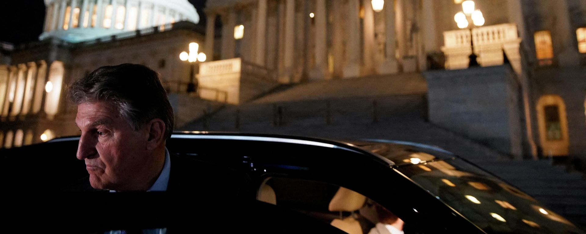 U.S. Senator Joe Manchin (D-WV) gets into a car as he leaves the U.S. Capitol in Washington, U.S., December 15, 2021 U.S. Senator Joe Manchin (D-WV) gets into a car as he leaves the U.S. Capitol in Washington, U.S., December 15, 2021 - Sputnik International, 1920, 03.01.2022