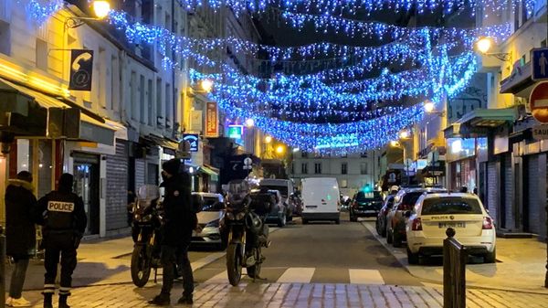 Situation in the 12th arrondissement of Paris as an armed man reportedly takes two female hostages in a shop - Sputnik International