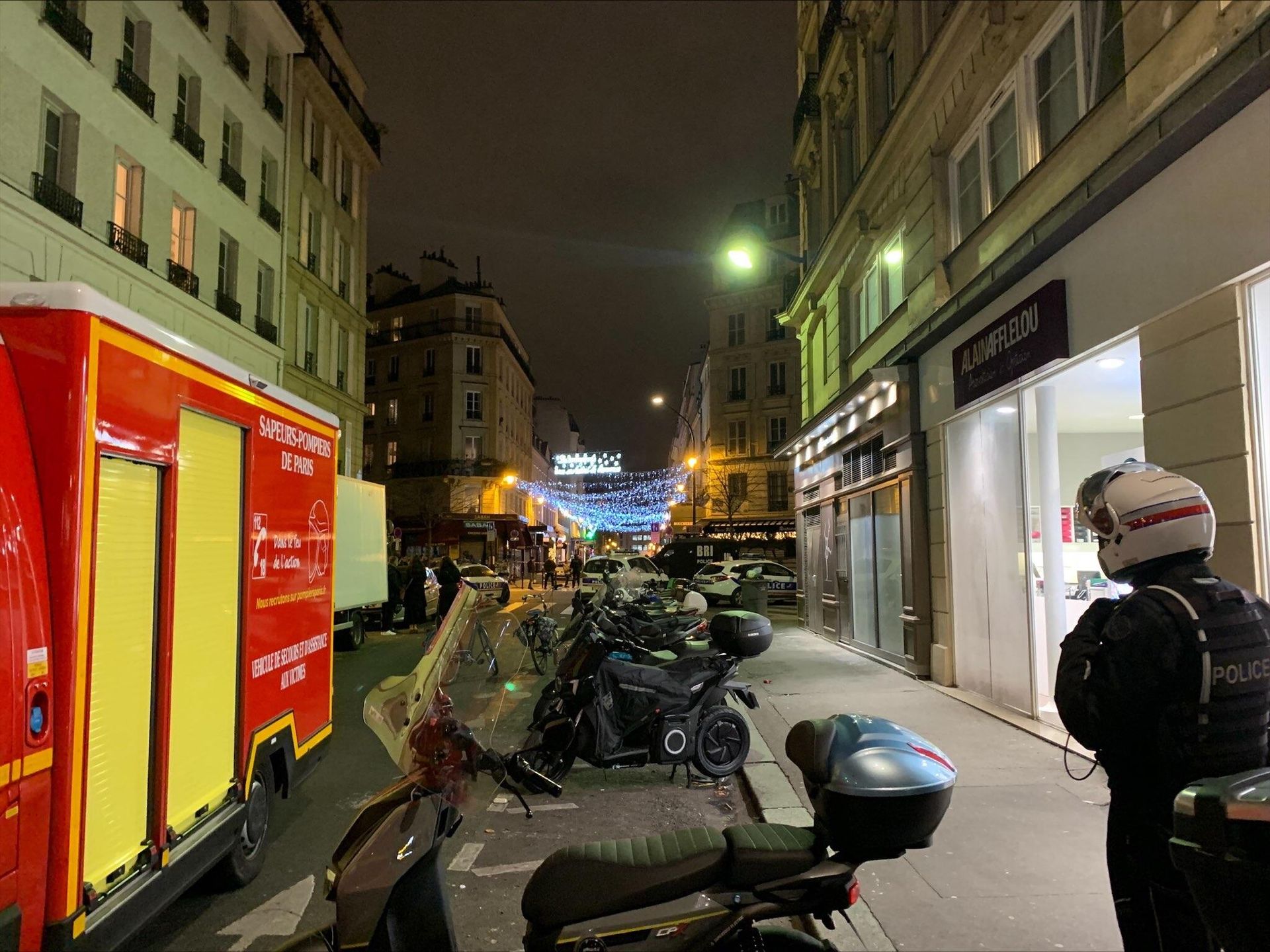 Situation in the 12th arrondissement of Paris as an armed man reportedly takes two female hostages in a shop - Sputnik International, 1920, 20.12.2021