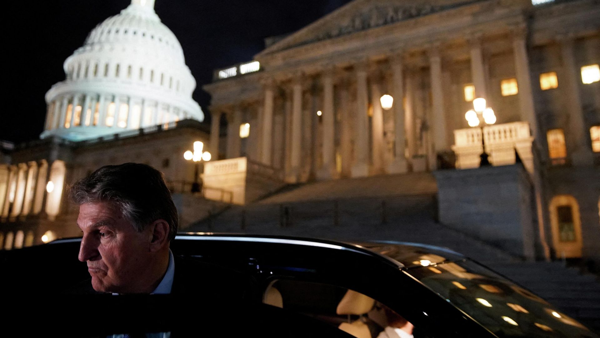 U.S. Senator Joe Manchin (D-WV) gets into a car as he leaves the U.S. Capitol in Washington, U.S., December 15, 2021. U.S. Senator Joe Manchin (D-WV) gets into a car as he leaves the U.S. Capitol in Washington, U.S., December 15, 2021. - Sputnik International, 1920, 20.12.2021