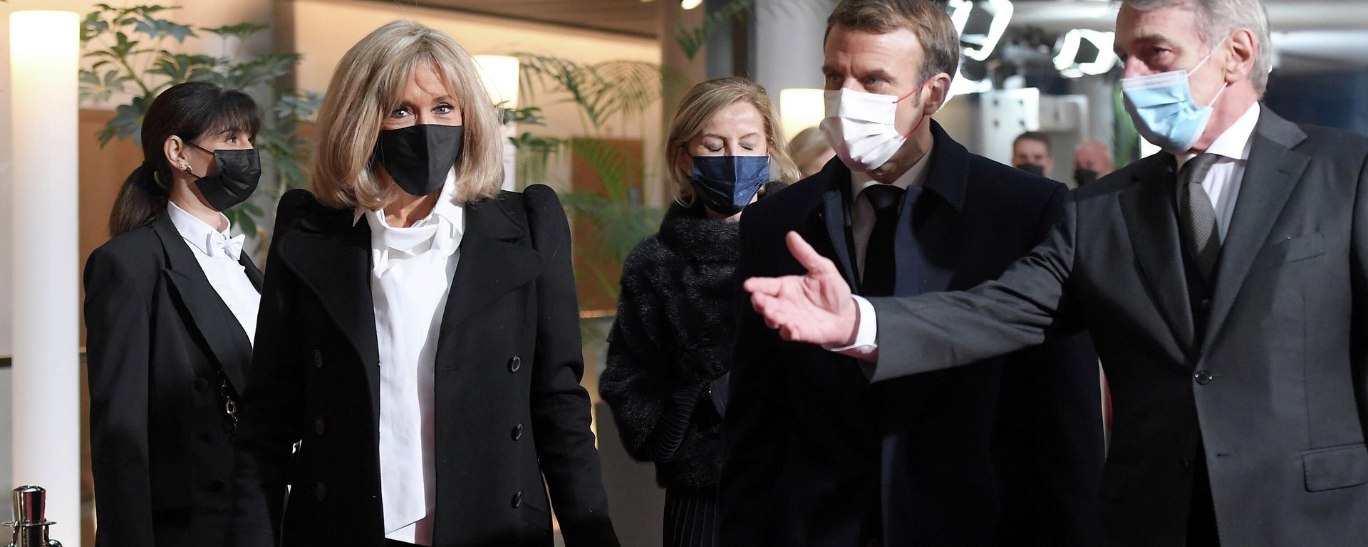French President Emmanuel Macron and his wife Brigitte Macron are welcomed by European Parliament President David Sassoli prior a ceremony in tribute to the late former French President Valery Giscard d'Estaing, on the first anniversary of his death, at EU Parliament in Strasbourg, France, December 2, 2021 French President Emmanuel Macron and his wife Brigitte Macron are welcomed by European Parliament President David Sassoli prior a ceremony in tribute to the late former French President Valery Giscard d'Estaing, on the first anniversary of his death, at EU Parliament in Strasbourg, France, December 2, 2021 - Sputnik International, 1920, 20.12.2021
