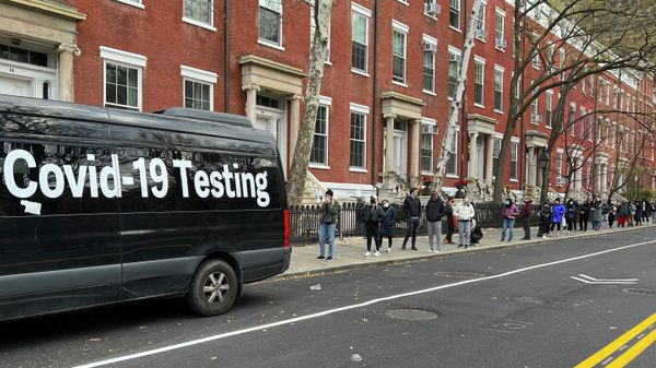 A line stretches down the block as people wait in line to be tested for COVID-19 in New York on Thursday, Dec. 16, 2021. Lines stretch around the block for testing sites, refrigerated morgue trucks are being ordered, infections are soaring so much that they resemble a straight line and not a curve, European countries are imposing new travel restrictions. A sense of dismay about the pandemic and the omicron variant has overtaken the mood as the holiday season approaches. - Sputnik International