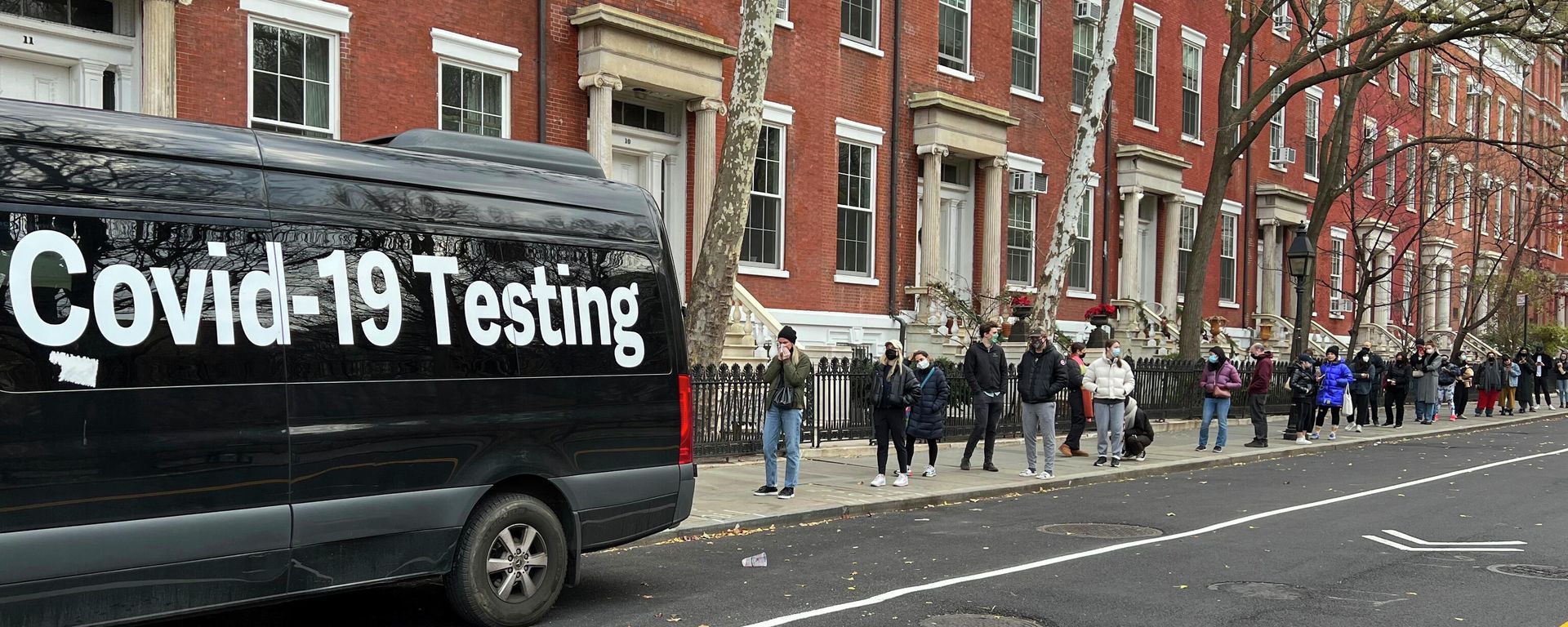 A line stretches down the block as people wait in line to be tested for COVID-19 in New York on Thursday, Dec. 16, 2021. Lines stretch around the block for testing sites, refrigerated morgue trucks are being ordered, infections are soaring so much that they resemble a straight line and not a curve, European countries are imposing new travel restrictions. A sense of dismay about the pandemic and the omicron variant has overtaken the mood as the holiday season approaches. - Sputnik International, 1920, 04.01.2023