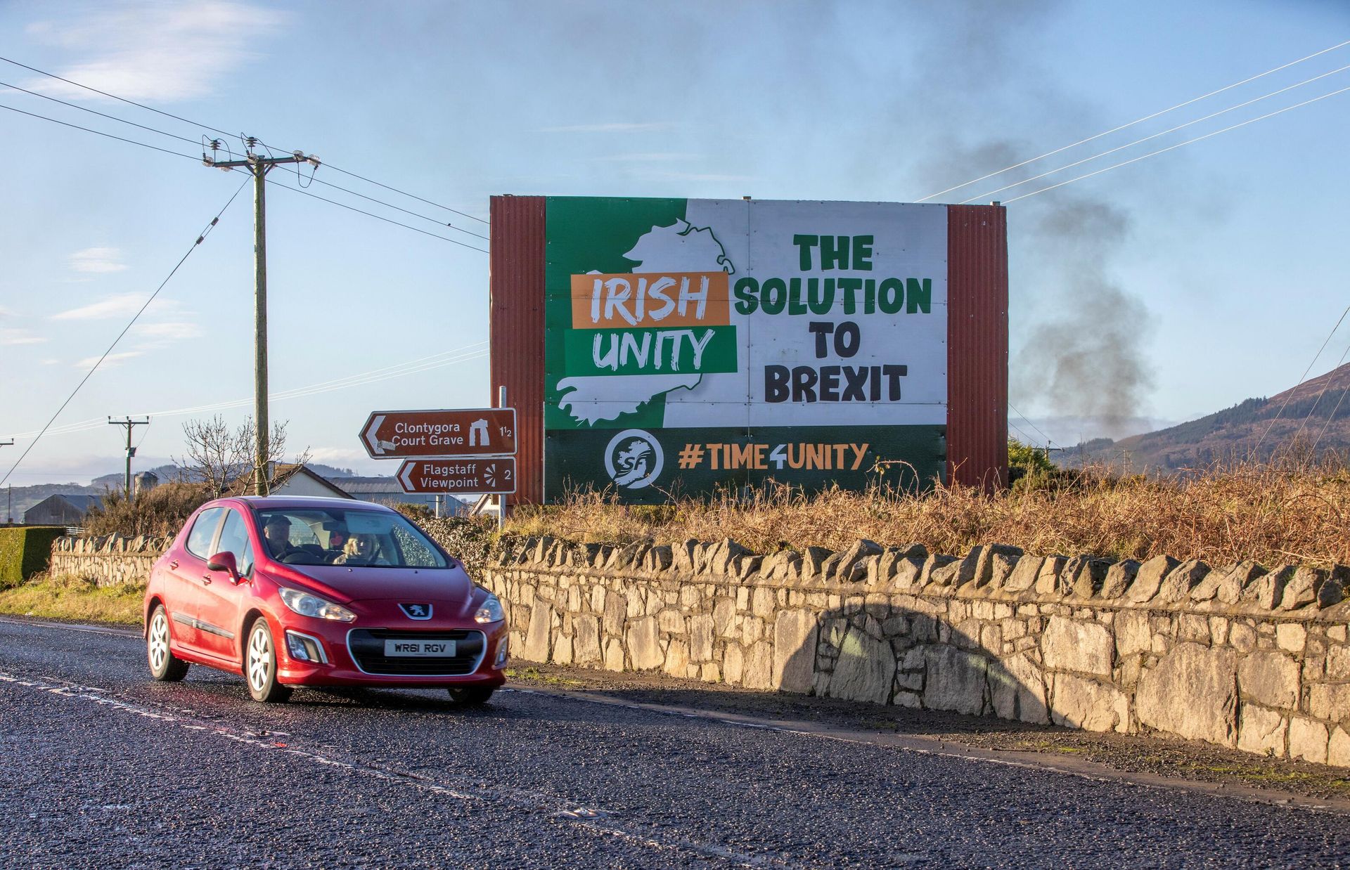 A truck passes signage on the old Dublin road near the border with Northern Ireland and the Irish Republic, on January 1, 2021, as Britain begins life outside the European Union A truck passes signage on the old Dublin road near the border with Northern Ireland and the Irish Republic, on January 1, 2021, as Britain begins life outside the European Union - Sputnik International, 1920, 09.01.2022