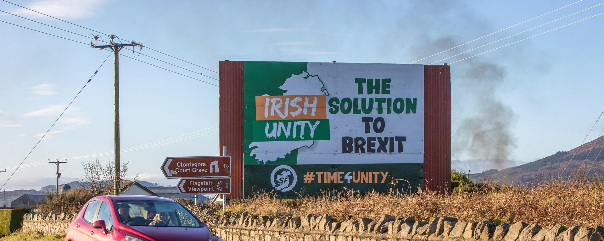 A truck passes signage on the old Dublin road near the border with Northern Ireland and the Irish Republic, on January 1, 2021, as Britain begins life outside the European Union A truck passes signage on the old Dublin road near the border with Northern Ireland and the Irish Republic, on January 1, 2021, as Britain begins life outside the European Union - Sputnik International, 1920, 21.12.2021