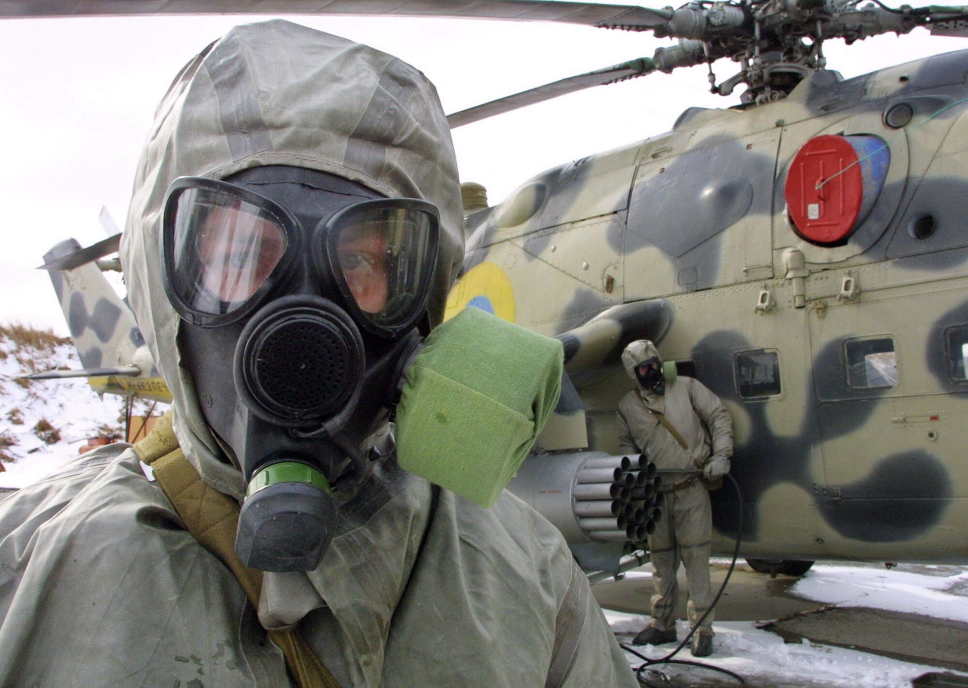 Ukrainian soldier wears a protective suit and a gas mask during exercises  - Sputnik International, 1920, 25.08.2022