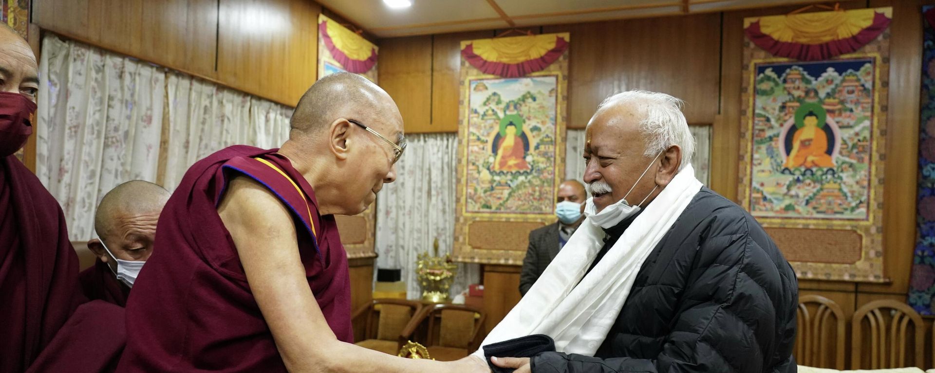 Rashtriya Swayamsevak Sangh (RSS) Chief Mohan Bhagwat pays a courtesy call on His Holiness the 14th Dalai Lama, 20 December 2021 Rashtriya Swayamsevak Sangh (RSS) Chief Mohan Bhagwat pays a courtesy call on His Holiness the 14th Dalai Lama, 20 December 2021 - Sputnik International, 1920, 21.12.2021