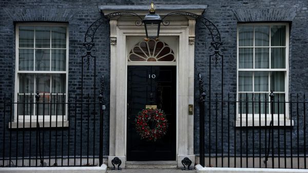 The door of 10 Downing Street is decorated with Christmas decorations in London, Britain, November 28, 2021 - Sputnik International