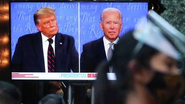 A server wears a face shield and face covering as people sit to watch a broadcast of the first debate between President Donald Trump and Democratic presidential nominee Joe Biden at The Abbey, with socially distanced outdoor seating, on September 29, 2020 in West Hollywood, California - Sputnik International