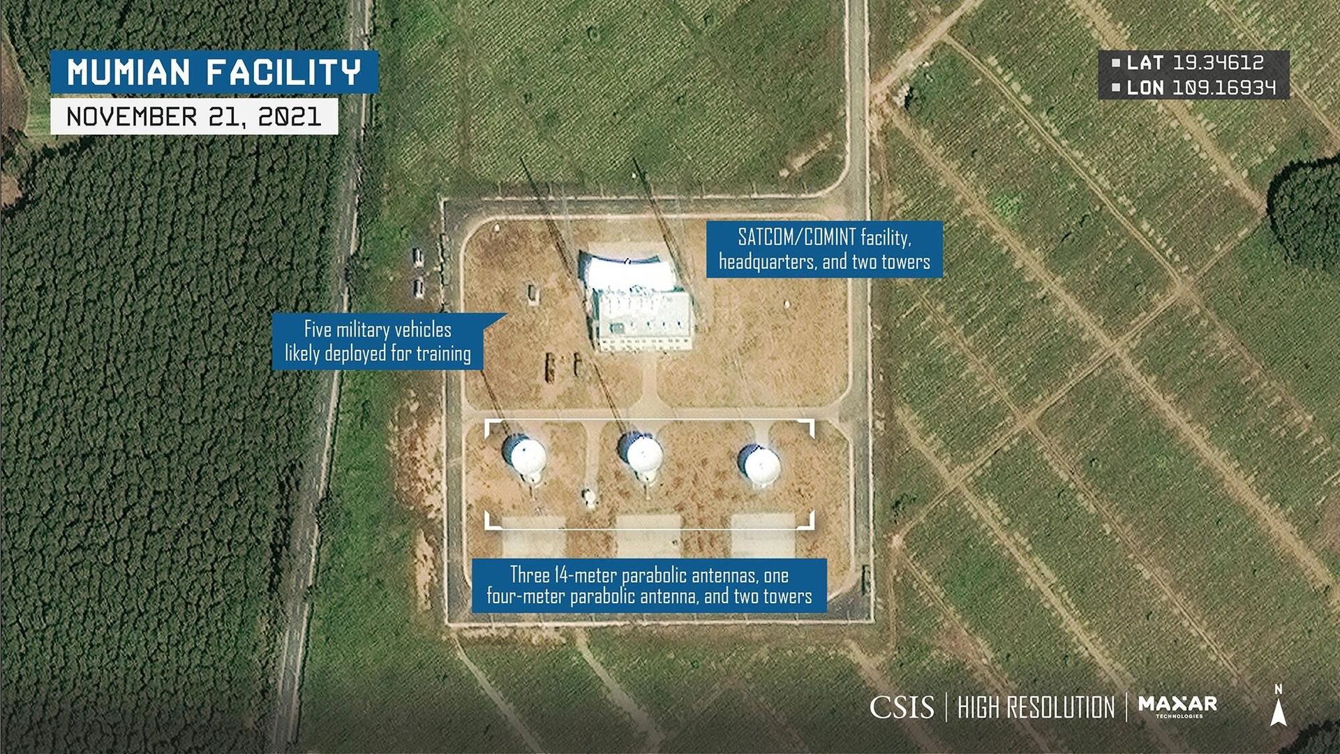Satellite images of China's island fortresses in the Spratly and Paracel Islands have revealed the presence of large antennas and satellite dishes. China's been seen rapidly expanding facilities near a town called Mumian on Hainan Island. Satellite images of China's island fortresses in the Spratly and Paracel Islands have revealed the presence of large antennas and satellite dishes. China's been seen rapidly expanding facilities near a town called Mumian on Hainan Island. - Sputnik International, 1920, 22.12.2021