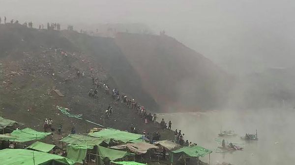 People watch as rescuers prepare to search for missing miners following a landslide at a jade mine in Hpakant, at Kachin state on December 22, 2021 - Sputnik International