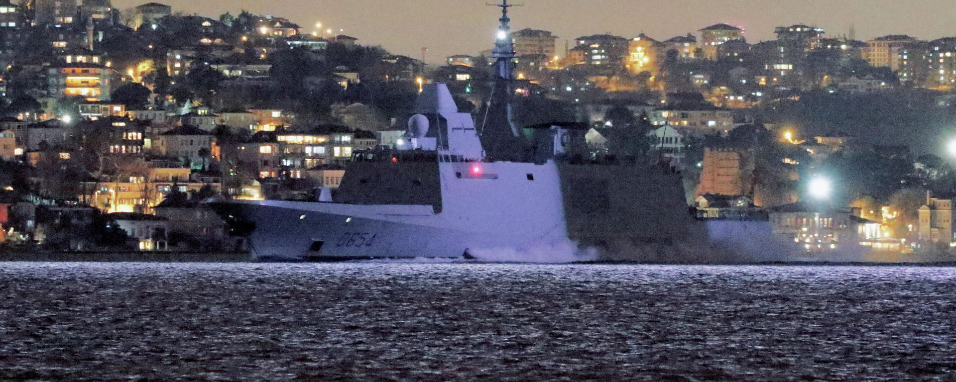 French Navy's frigate Auvergne sails in the Bosphorus as it is on its way to the Black Sea in Istanbul, Turkey, December 13, 2021 - Sputnik International, 1920, 24.12.2021