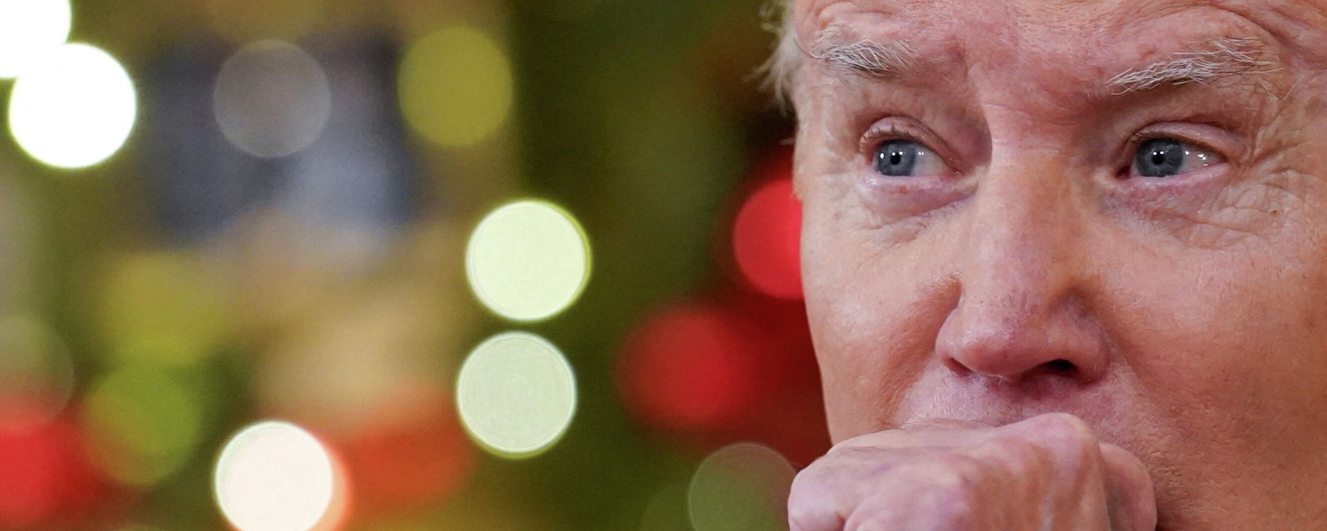 U.S. President Joe Biden coughs as he speaks about the country's fight against the coronavirus disease (COVID-19) at the White House in Washington, U.S., December 21, 2021. - Sputnik International, 1920, 22.12.2021