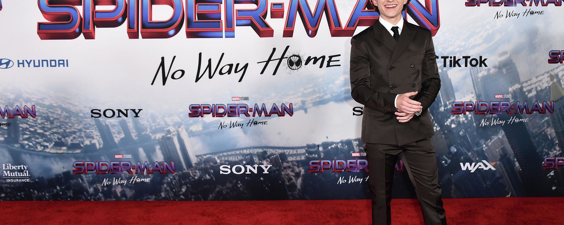 Tom Holland arrives at the premiere of Spider-Man: No Way Home at the Regency Village Theater on Monday, Dec. 13, 2021, in Los Angeles. Tom Holland arrives at the premiere of Spider-Man: No Way Home at the Regency Village Theater on Monday, Dec. 13, 2021, in Los Angeles. - Sputnik International, 1920, 23.12.2021