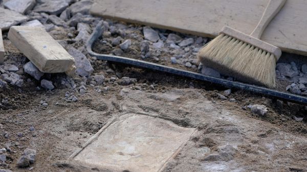 A time capsule that was placed in 1887 in the pedestal that once held the statue of Confederate General Robert E. Lee is uncovered on Monument Avenue, Friday Dec. 17, 2021, in Richmond, Va. Virginia Gov. Ralph Northam ordered the pedestal removed and the land given to the city of Richmond.  - Sputnik International