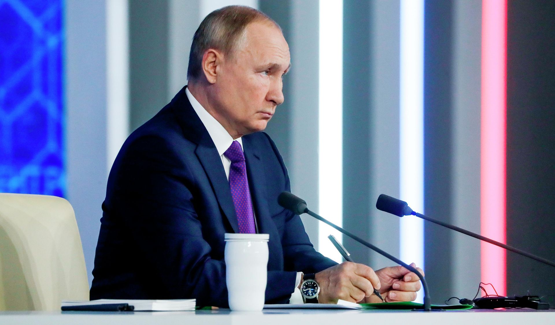 Russian President Vladimir Putin gives an annual end-of-year news conference at the Manezh Central Exhibition Hall, in Moscow, Russia - Sputnik International, 1920, 28.12.2021