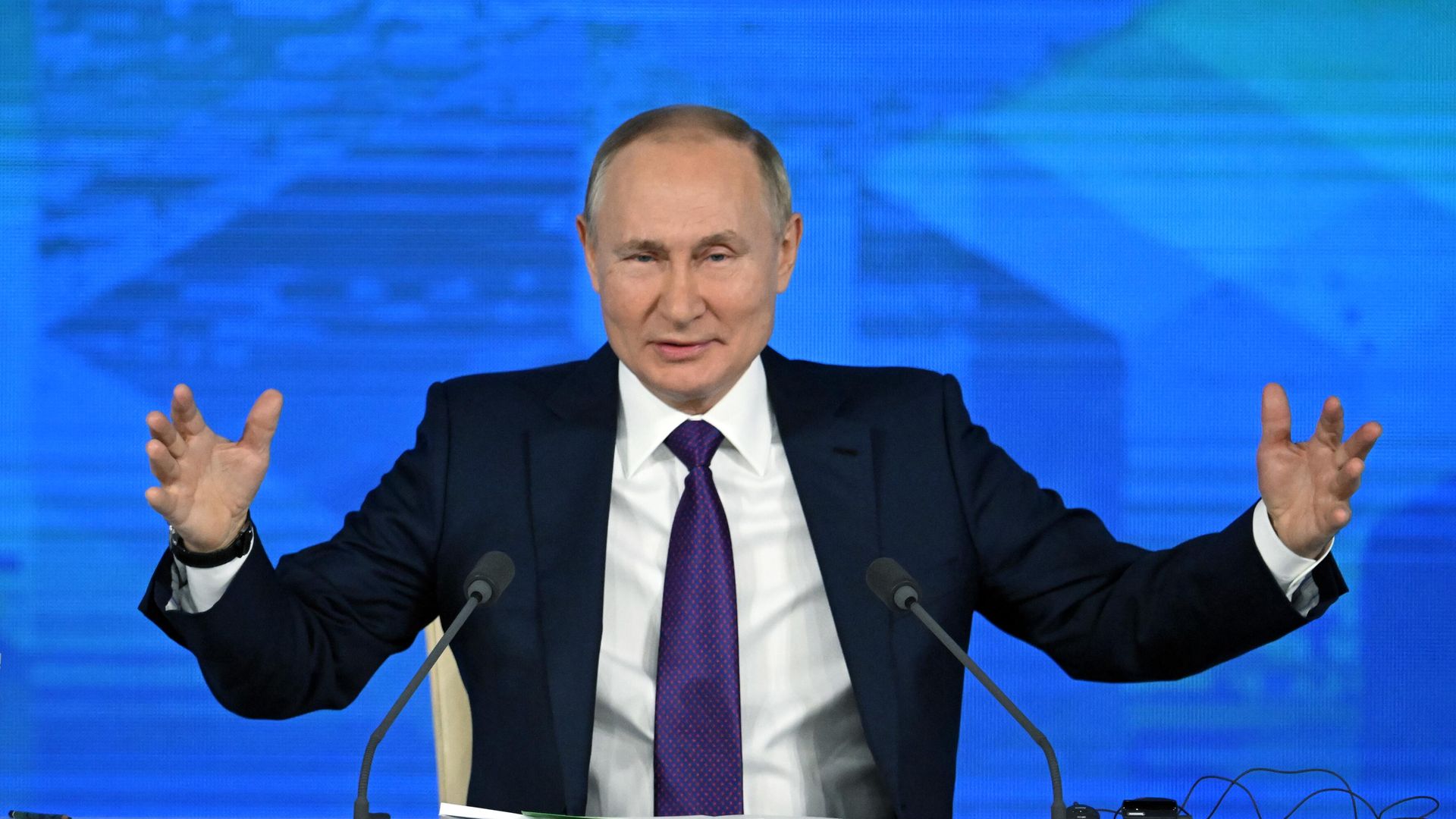 Russian President Vladimir Putin gives an annual end-of-year news conference at the Manezh Central Exhibition Hall, in Moscow, Russia Russian President Vladimir Putin gives an annual end-of-year news conference at the Manezh Central Exhibition Hall, in Moscow, Russia - Sputnik International, 1920, 25.03.2022