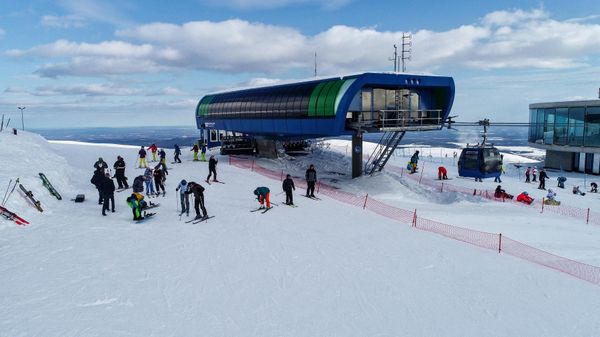 Vacationers on the northern slope of Mount Haykuaivenchorr ski resort Big Woodyavr in the Murmansk region - Sputnik International