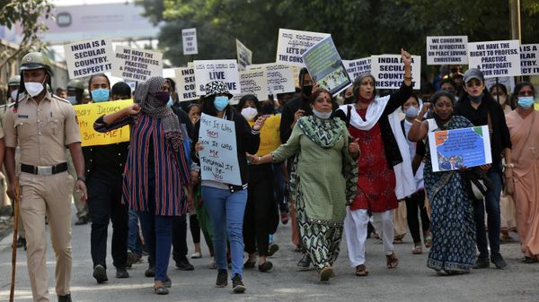 Indian activists and others hold placards and shout slogans denouncing a legislation tabled in the country's southern state of Karnataka, during a protest in Bengaluru, India, Wednesday, Dec. 22, 2021 - Sputnik International