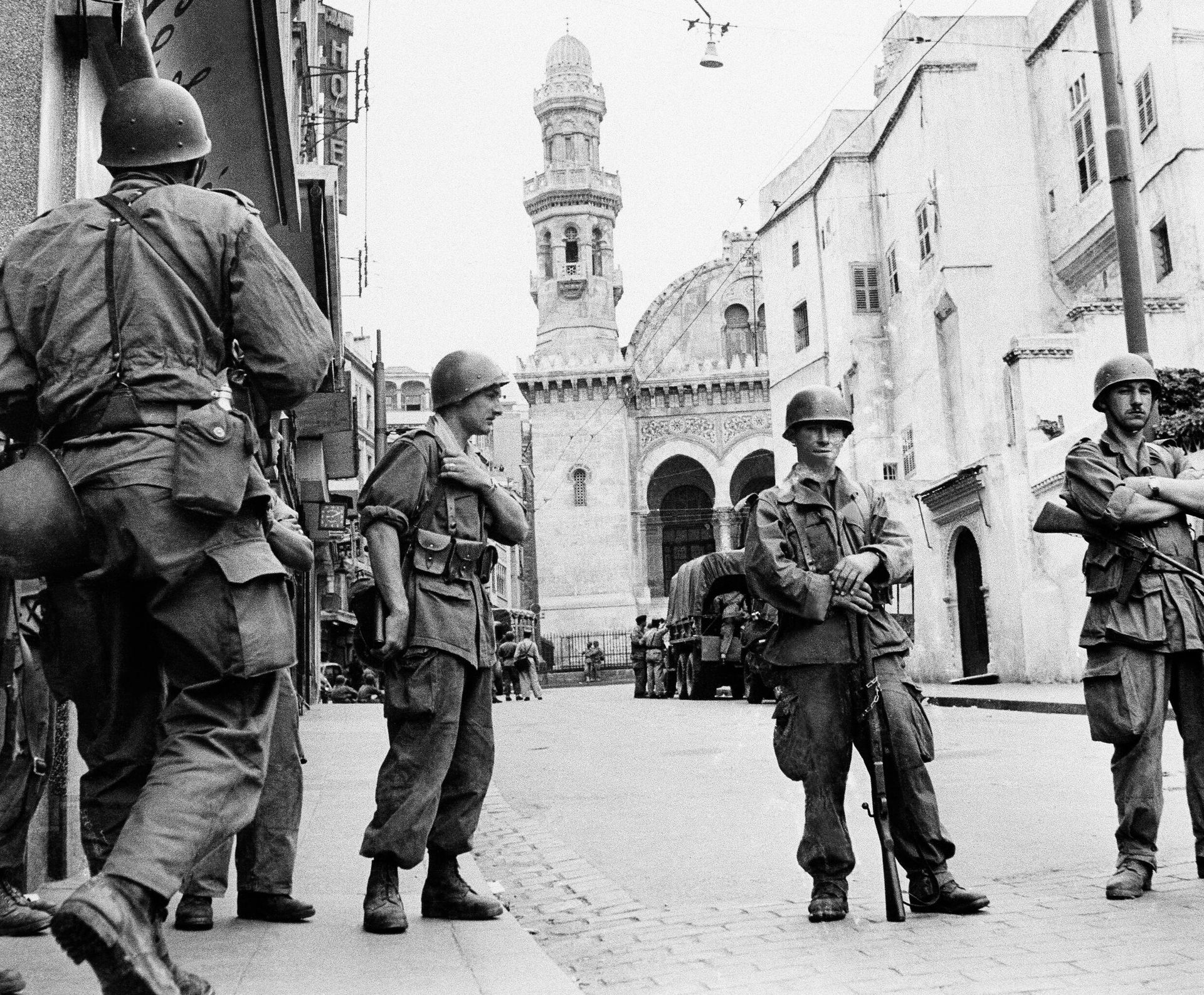 French troops seal off Algiers' notorious casbah, 400-year-old teeming Arab quarter, May 27, 1956 in Algeria, prior to a surprise 18-hour raid which turned up a store of military booty. The 7,500-man raiding party, including 1,500 special police, rounded up 4,480 Arabs, of which 522 were detained as super suspects. French troops seal off Algiers' notorious casbah, 400-year-old teeming Arab quarter, May 27, 1956 in Algeria, prior to a surprise 18-hour raid which turned up a store of military booty. The 7,500-man raiding party, including 1,500 special police, rounded up 4,480 Arabs, of which 522 were detained as super suspects. - Sputnik International, 1920, 23.12.2021