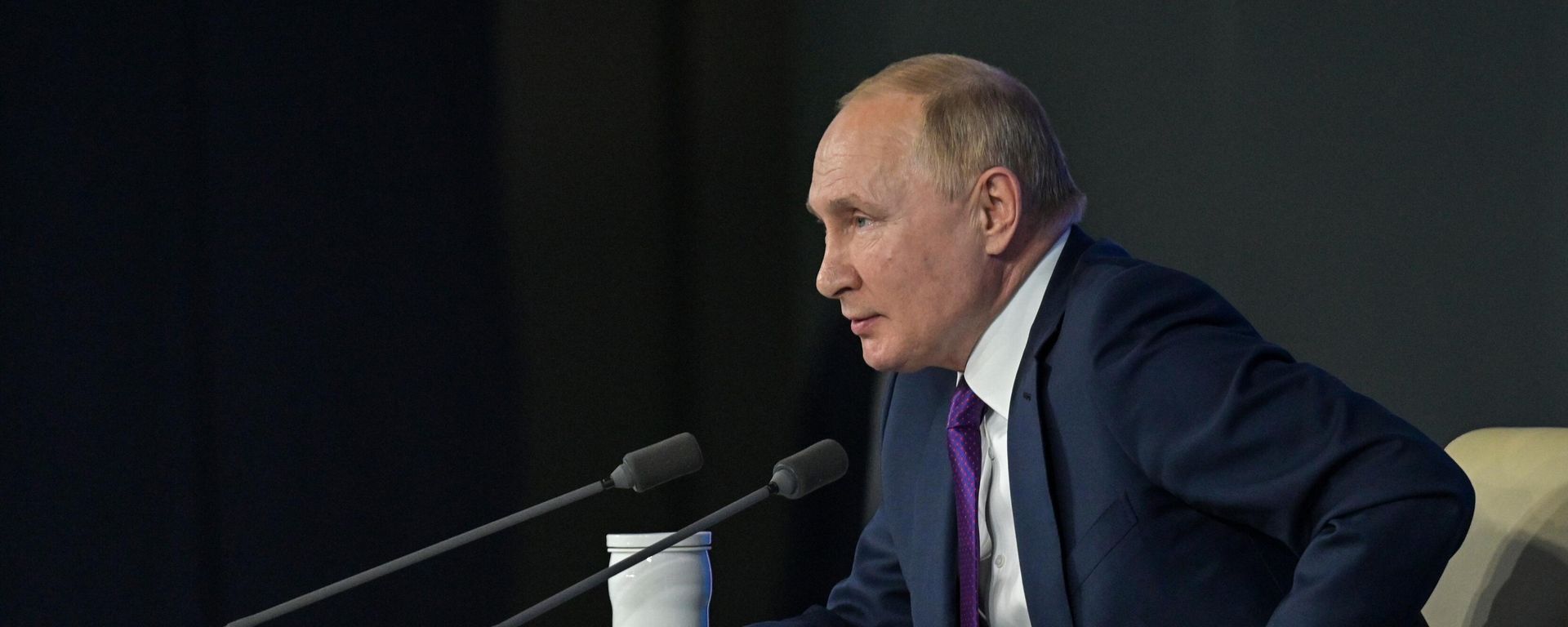 Russian President Vladimir Putin attends an annual end-of-year news conference at the Manezh Central Exhibition Hall, in Moscow, Russia Russian President Vladimir Putin attends an annual end-of-year news conference at the Manezh Central Exhibition Hall, in Moscow, Russia - Sputnik International, 1920, 23.12.2021