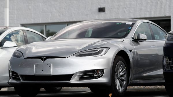 This July 8, 2018, file  photo shows Tesla 2018 Model S sedans sitting on display outside a Tesla showroom in Littleton, Colo.  - Sputnik International