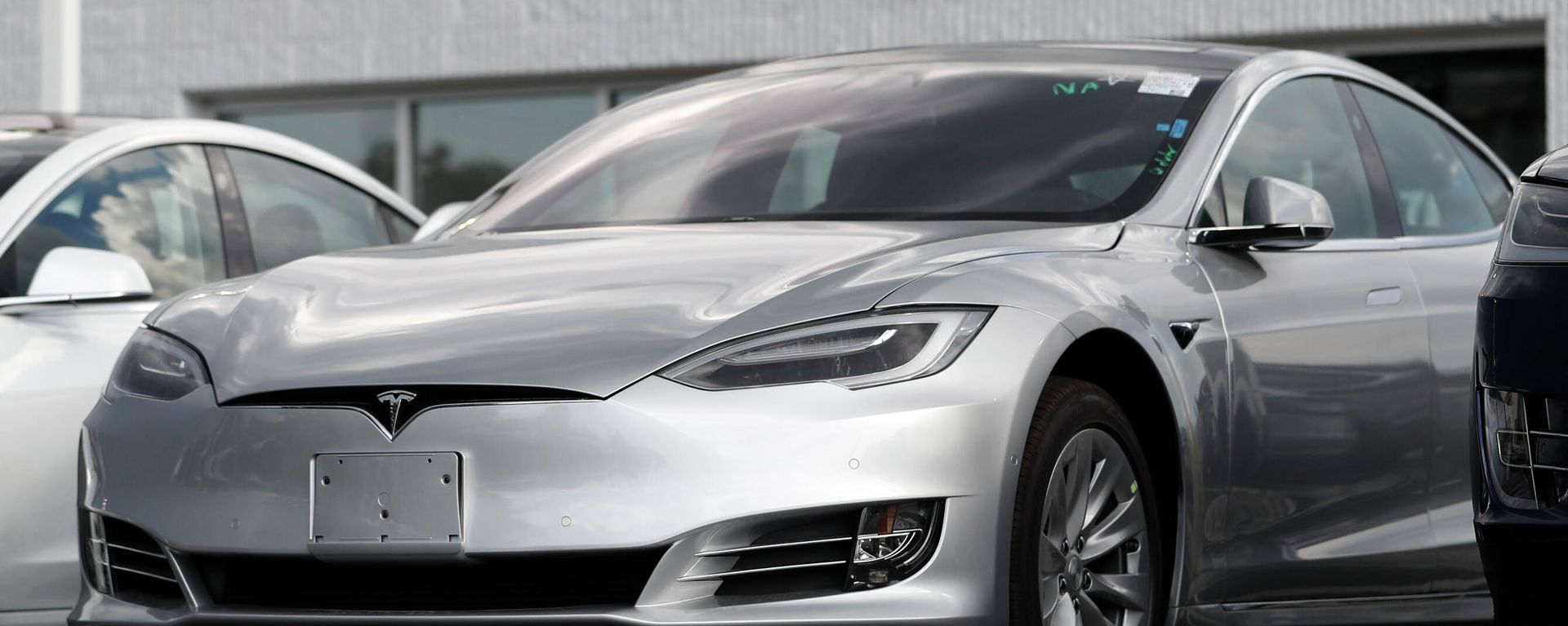 This July 8, 2018, file photo shows Tesla 2018 Model S sedans sitting on display outside a Tesla showroom in Littleton, Colo. This July 8, 2018, file photo shows Tesla 2018 Model S sedans sitting on display outside a Tesla showroom in Littleton, Colo. - Sputnik International, 1920, 24.12.2021