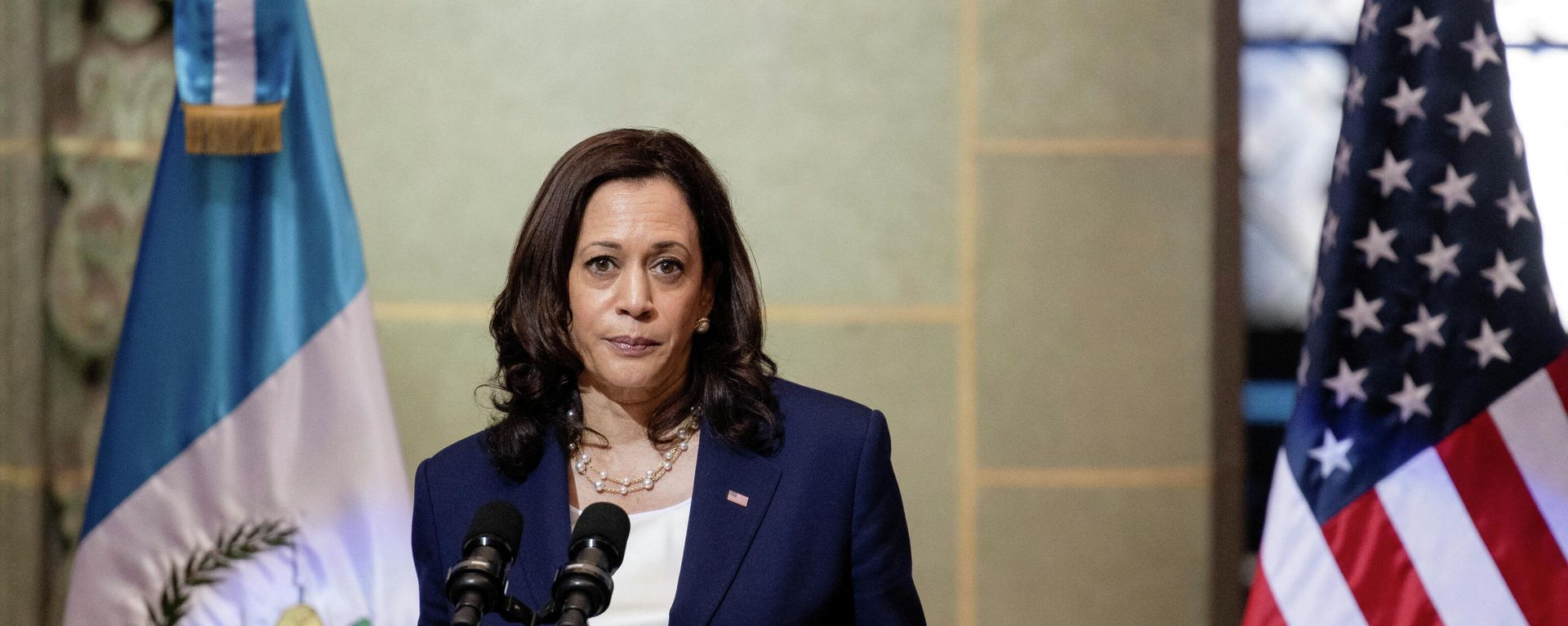 U.S. Vice President Kamala Harris speaking about migrants heading to the U.S. at a news conference with Guatemalan President Alejandro Giammattei during her visit to Guatemala City, Guatemala June 7, 2021 - Sputnik International, 1920, 26.12.2021