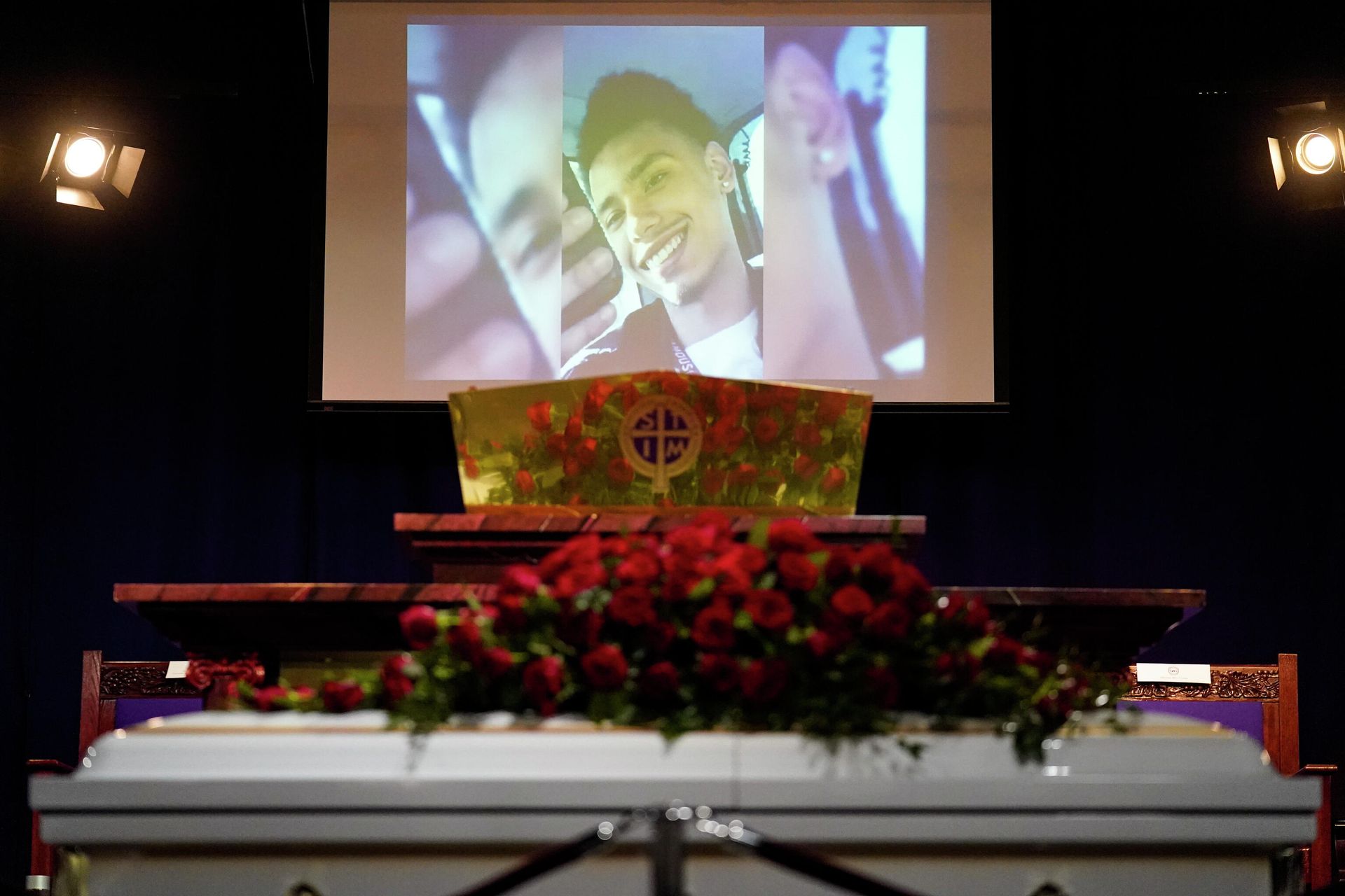 Family images play on a screen before funeral services for Daunte Wright at Shiloh Temple International Ministries in Minneapolis, Thursday, April 22, 2021. Wright, 20, was fatally shot by a Brooklyn Center, Minn., police officer during a traffic stop. Family images play on a screen before funeral services for Daunte Wright at Shiloh Temple International Ministries in Minneapolis, Thursday, April 22, 2021. Wright, 20, was fatally shot by a Brooklyn Center, Minn., police officer during a traffic stop. - Sputnik International, 1920, 23.12.2021
