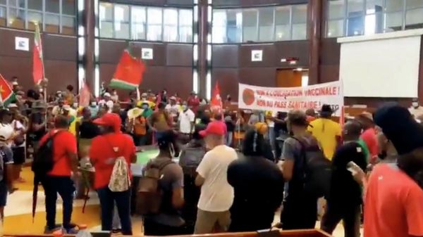 Screenshot captures demonstrators protesting against COVID-19 vaccine mandates and passports in French Guadeloupe, an archipelago   of France in the Caribbean - Sputnik International