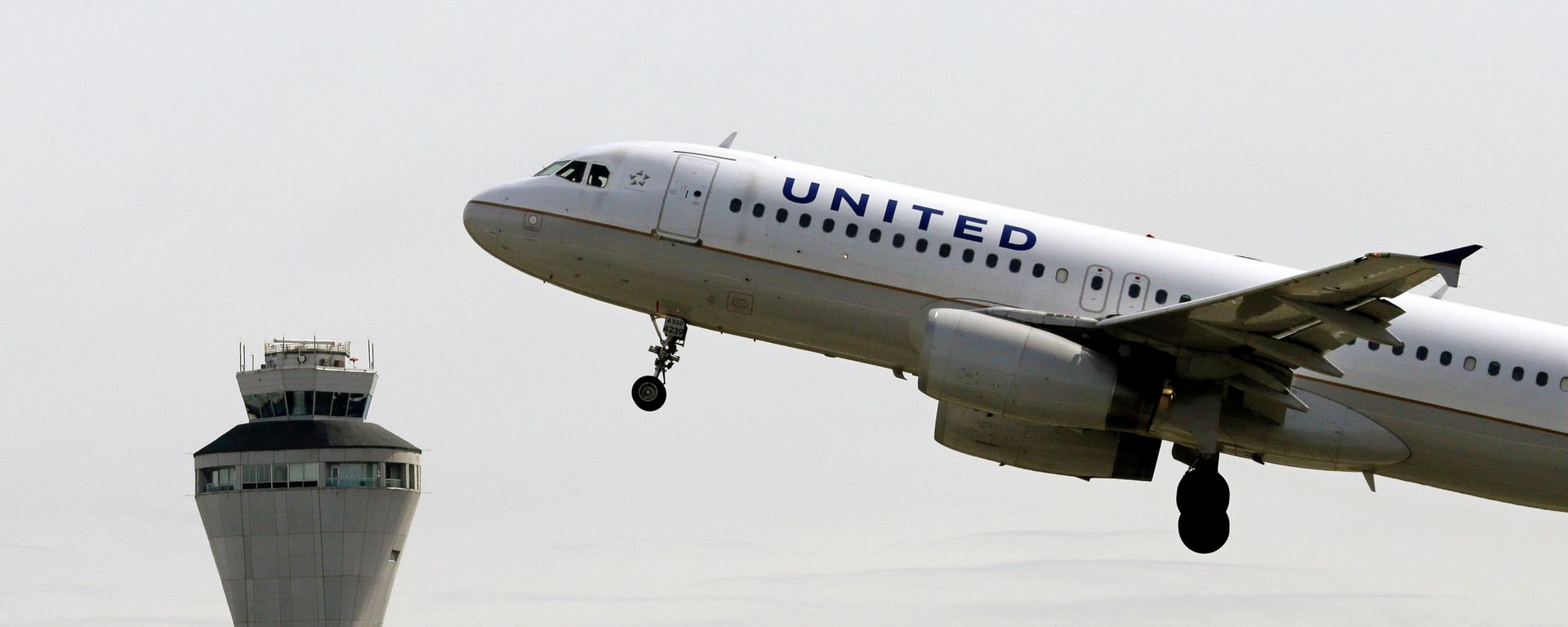 FILE - In this April 23, 2013 file photo, a United Airlines jet departs in view of the air traffic control tower at Seattle-Tacoma International Airport in Seattle FILE - In this April 23, 2013 file photo, a United Airlines jet departs in view of the air traffic control tower at Seattle-Tacoma International Airport in Seattle - Sputnik International, 1920, 27.08.2023