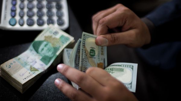 A Pakistani money changer counts US dollar bills in Islamabad, Pakistan, Friday, Nov. 30, 2018. - Sputnik International