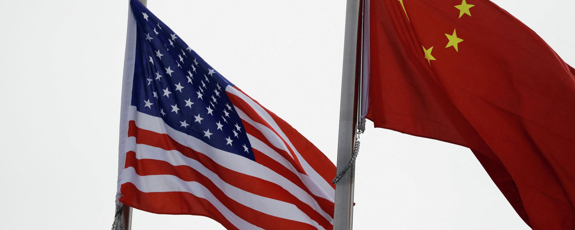 Chinese and U.S. flags flutter outside the building of an American company in Beijing, China January 21, 2021 Chinese and U.S. flags flutter outside the building of an American company in Beijing, China January 21, 2021 - Sputnik International, 1920, 24.12.2021