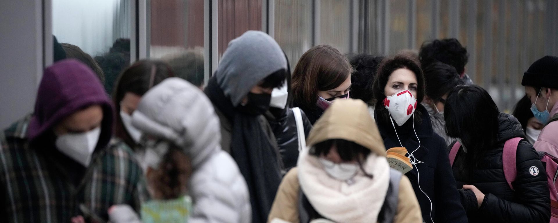 People queue up to get COVID-19 booster injections outside a vaccination centre in a UCL (University College London) building, in London, Friday, Dec. 17, 2021 - Sputnik International, 1920, 24.12.2021