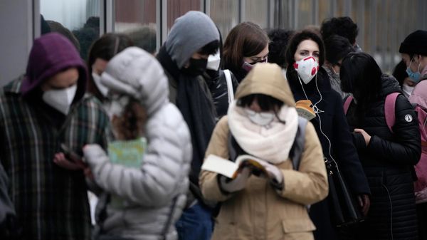 People queue up to get COVID-19 booster injections outside a vaccination centre in a UCL (University College London) building, in London, Friday, Dec. 17, 2021 - Sputnik International