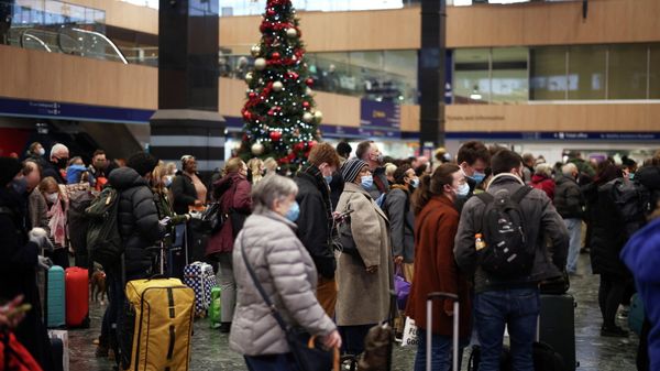 People stand while waiting for train information at London Euston train station, amid the coronavirus disease (COVID-19) outbreak in London, Britain, December 23, 2021 - Sputnik International