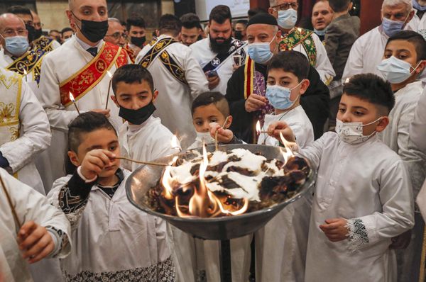 Young altar servers light up their candles during the Christmas Eve mass at the Syriac Orthodox Church of Um al-Noor in Arbil, the capital of the autonomous Kurdish region in northern Iraq, on 24 December 2021. Young altar servers light up their candles during the Christmas Eve mass at the Syriac Orthodox Church of Um al-Noor in Arbil, the capital of the autonomous Kurdish region in northern Iraq, on 24 December 2021. - Sputnik International