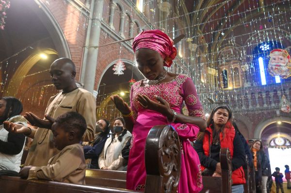 Christian devotees attend a prayer service at Sacred Heart Cathedral to celebrate Christmas in Lahore on 25 December 2021. Christian devotees attend a prayer service at Sacred Heart Cathedral to celebrate Christmas in Lahore on 25 December 2021. - Sputnik International